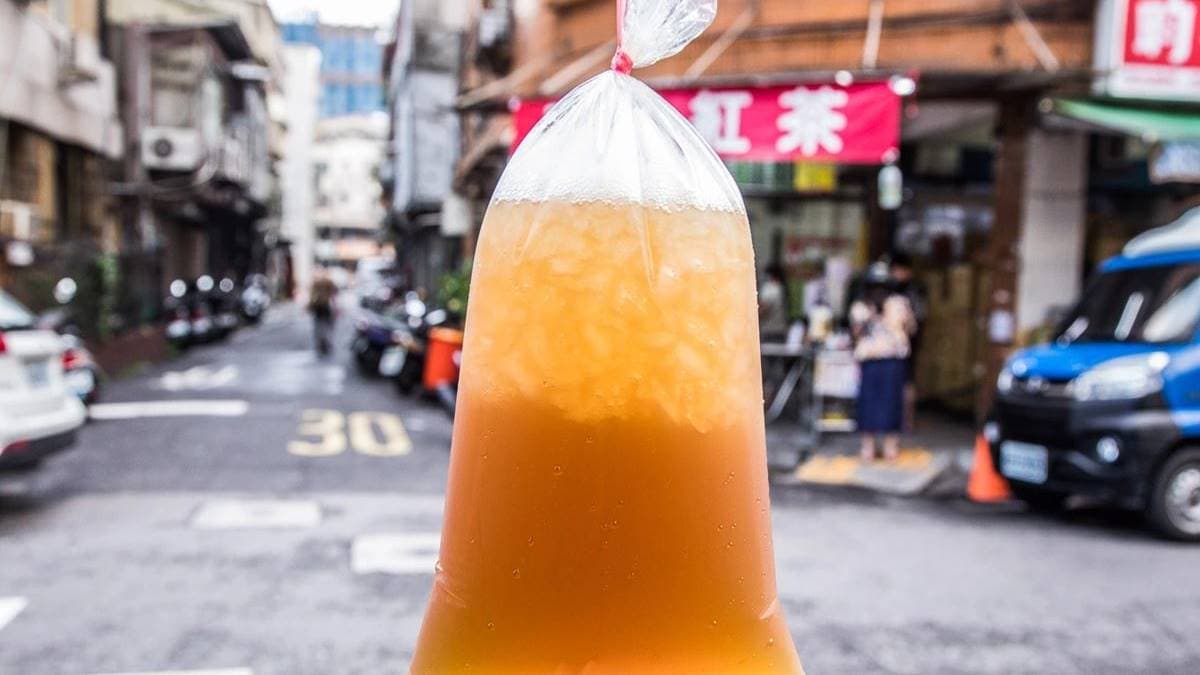 招牌的「無憂茶」是烏龍茶＋綠茶，口感不苦不澀很順口。（圖片來源：大手牽小手玩樂趣）