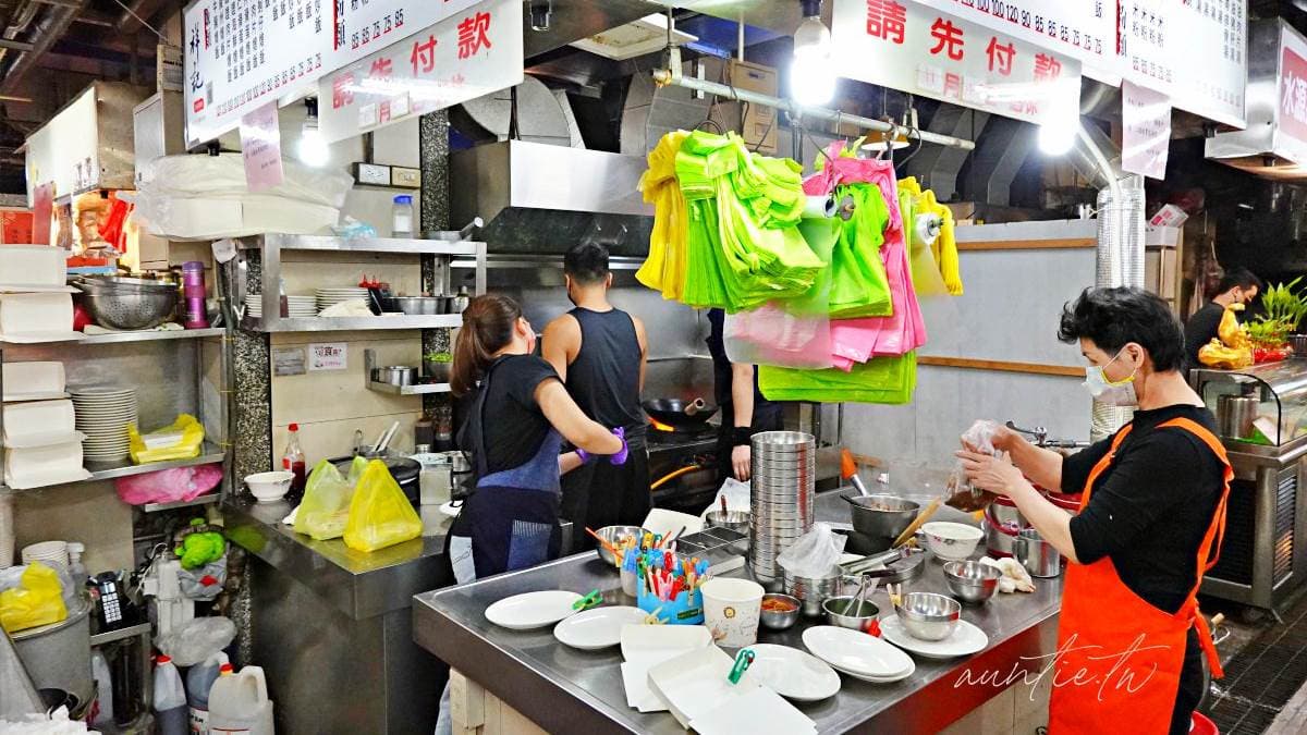 「祥記台式快炒」位於水源市場１樓62號攤，是市場裡的燴飯之王。（圖片來源：水晶安蹄不務正業過生活）