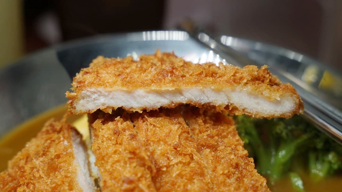 炸豬排吃起來外酥內嫩，比很多豬排專賣店好吃。（圖片來源：東蛙池塘）