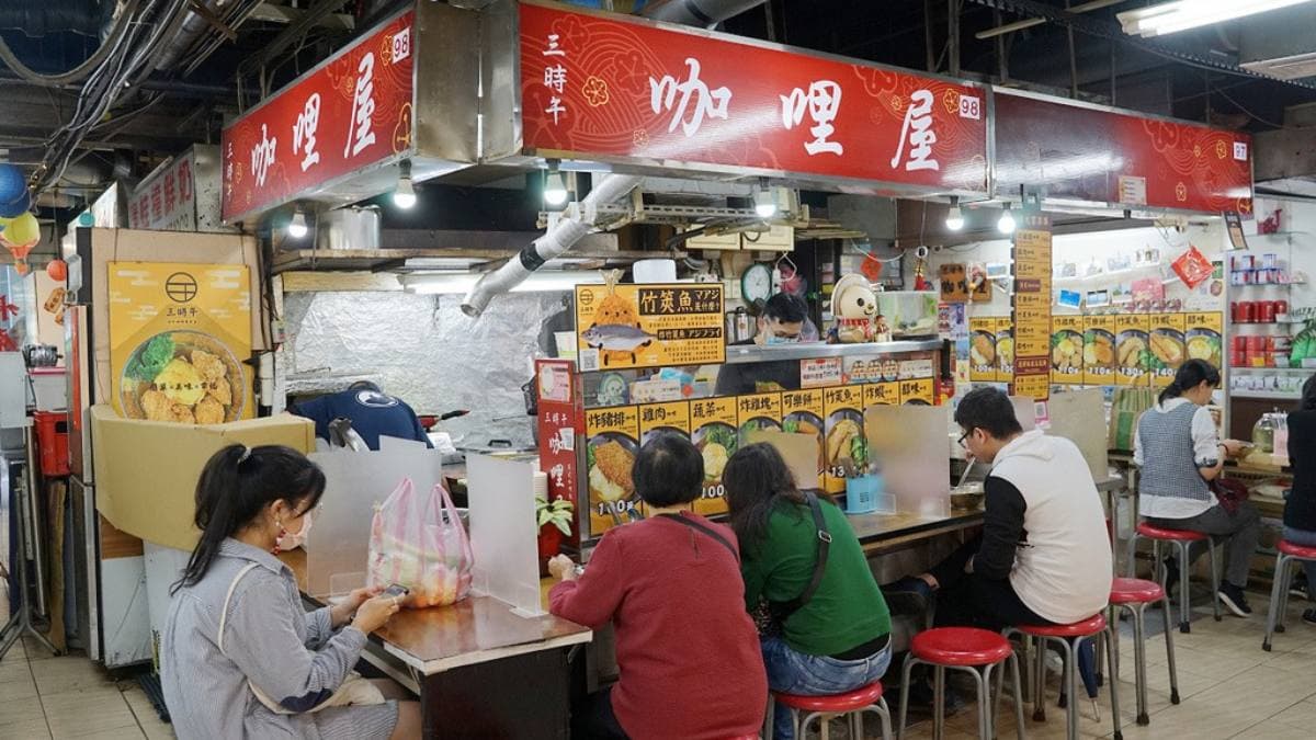 「三時午咖哩屋公館店」位於水源市場１樓。（圖片來源：東蛙池塘）