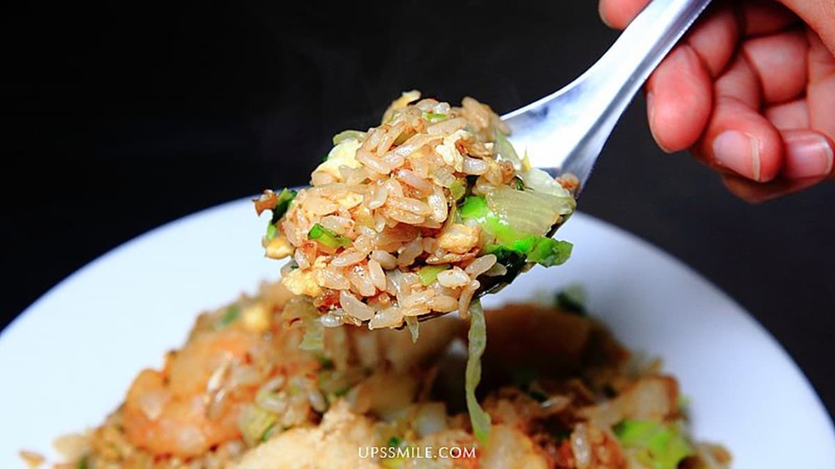 「三鮮蛋炒飯」用料實在，讓人看了瞬間食指大動。（圖片來源：Upssmile向上的微笑萍子）