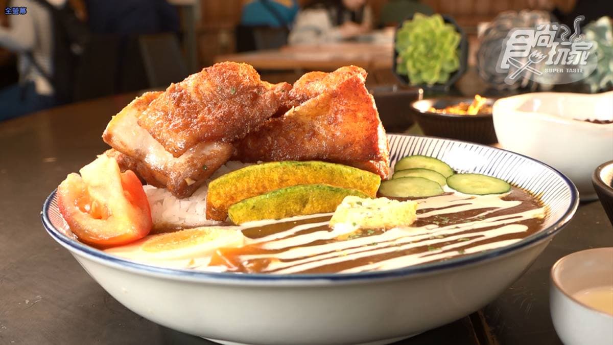 「招牌唐揚雞咖哩飯定食」淋上鮮奶油很獨特。