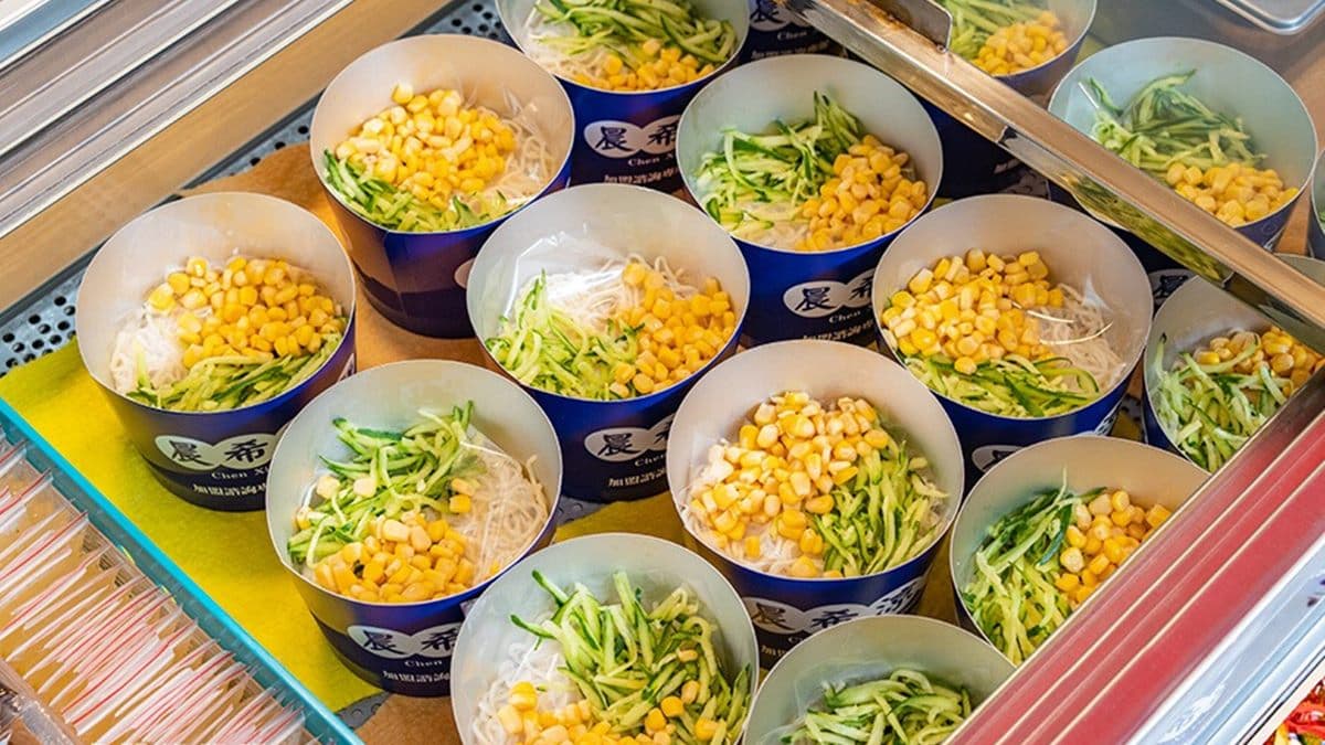 涼麵每日新鮮裝盒，配菜皆附小黃瓜、玉米。（圖片來源：虎麗笑嗨嗨）