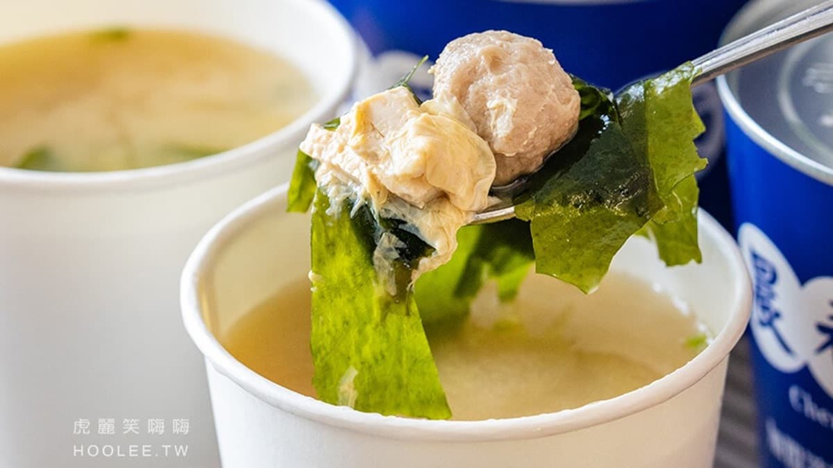 吃涼麵配碗貢丸味噌蛋花湯更有滿足感。（圖片來源：虎麗笑嗨嗨）