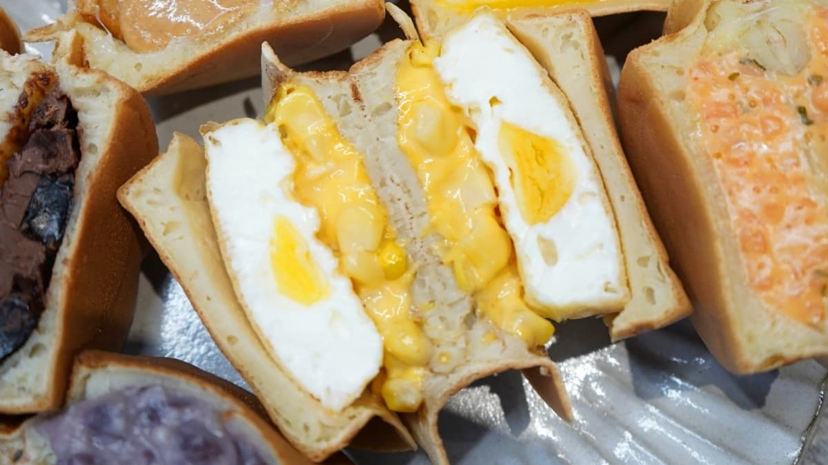 隱藏版「玉米起司蛋」內餡超飽滿，就像在吃迷你版的滿福堡。（圖片來源：柚香魚子醬的蹦蹦跳跳）