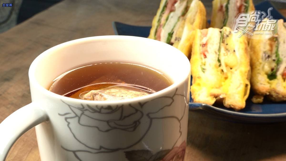 「玫瑰花茶」以紅茶作為基底，香氣十足。
