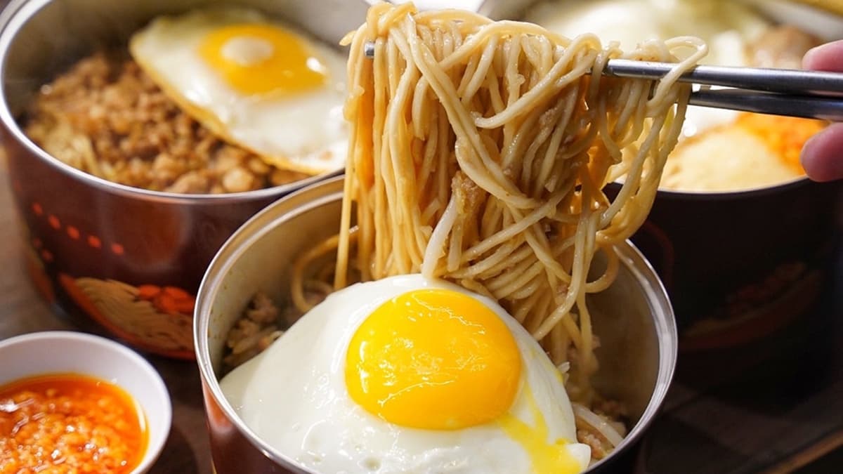 「特製銷魂拌麵」整體辣度為小辣，拌開後香氣逼人，讓人食指大開。（圖片來源：阿華田的美食日記）