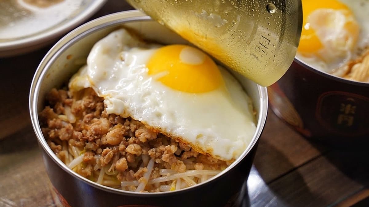 「靈魂乾麵」整體鹹香又夠味，再加入１顆太陽蛋更是美味。（圖片來源：阿華田的美食日記）