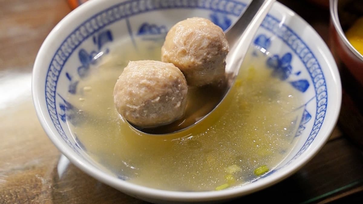 「今天有什麼湯」配料有貢丸、豆腐２種選擇。（圖片來源：阿華田的美食日記）