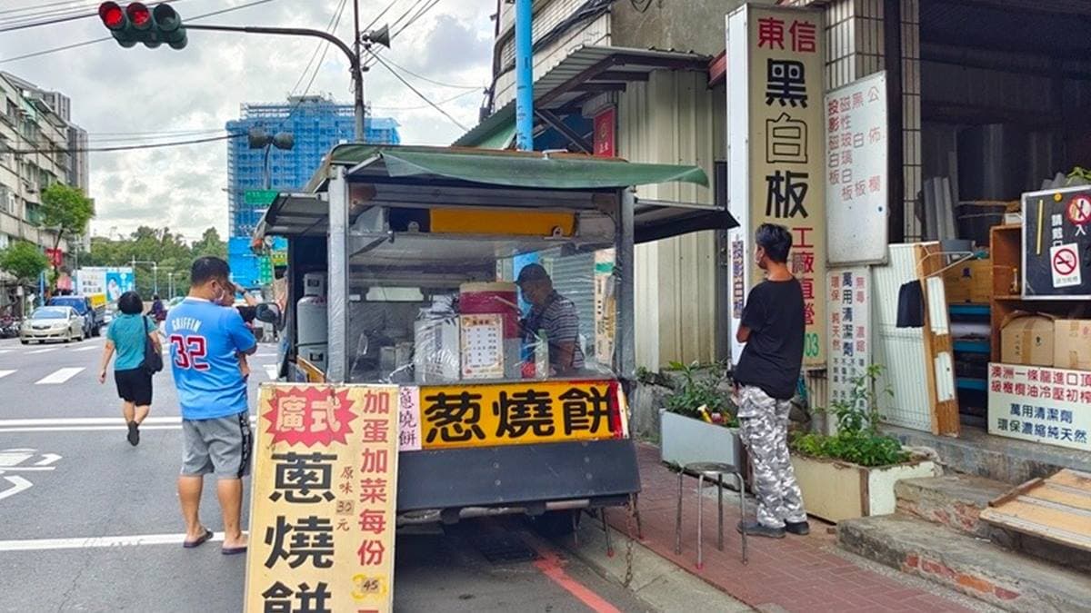 「土城廣式蔥燒餅」只要一出車，很快就有客人上門。（圖片來源：PEKO の Simple Life）