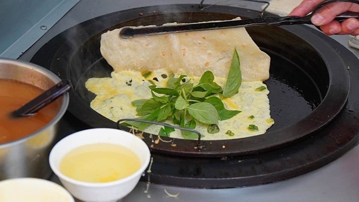 「葉家蛋餅」依然維持手工現點現擀。（圖片來源：PEKO の Simple Life）