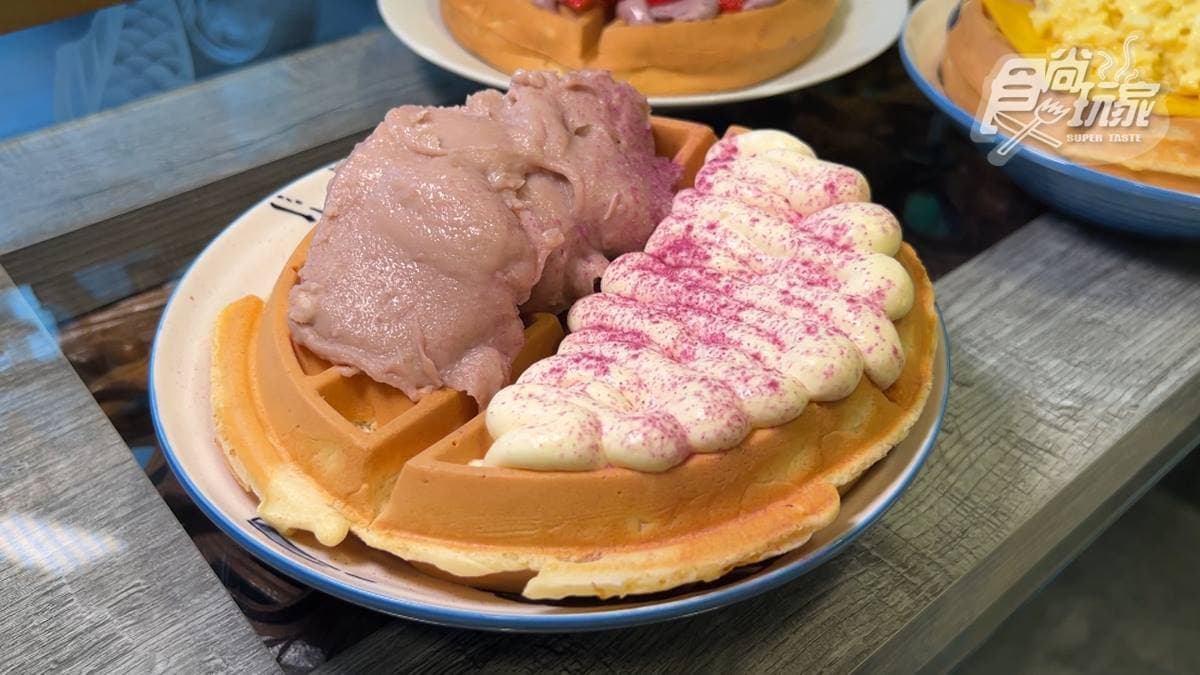 「芋泥鬆餅」上頭的鮮奶油給得很豪邁，入口香濃滑順。