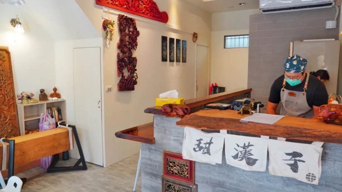 木頭桌是老闆特地請師傅打造，以原木製作。（圖片來源：痴吃的玩）