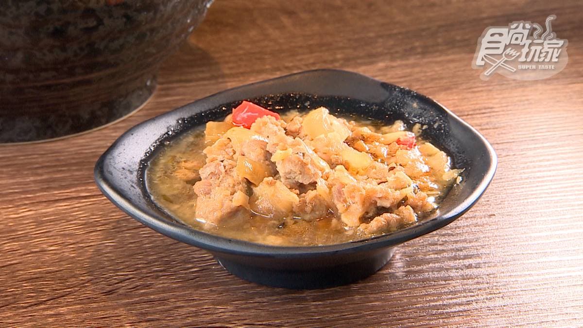 這道「我愛你打拋豬」帶有香茅和九層塔香氣，加入海鮮粥裡一起吃超對味。