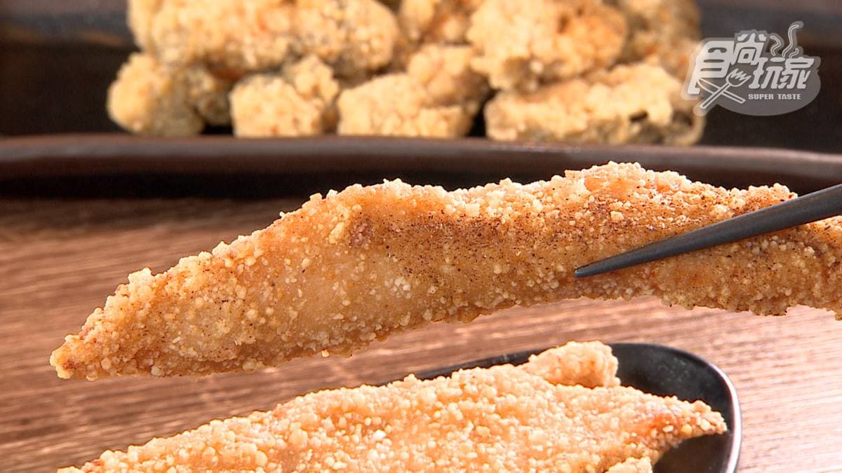 「酥炸虱目魚柳」沾辣椒醬更美味。