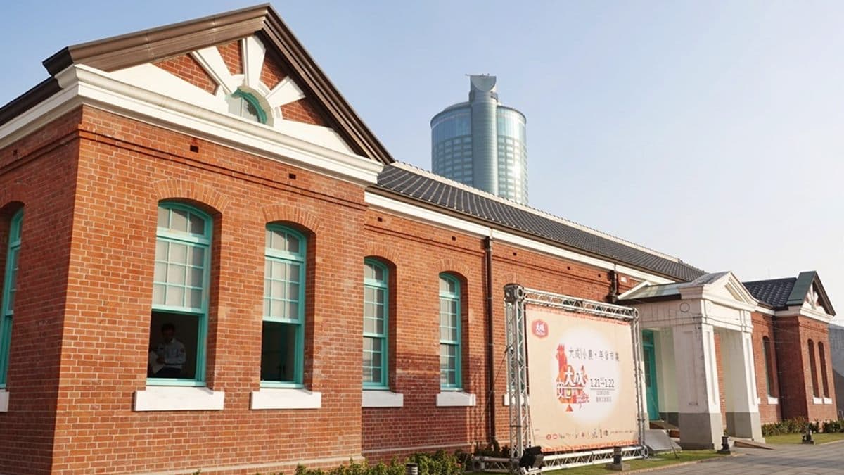 紅磚建築，這裡是台南市市定古蹟。（圖片來源：瑋瑋美食萬歲）
