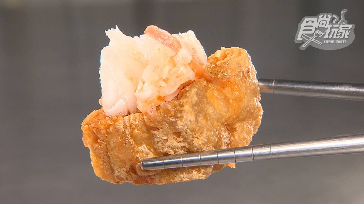 臭豆腐一口咬下酥脆多汁。