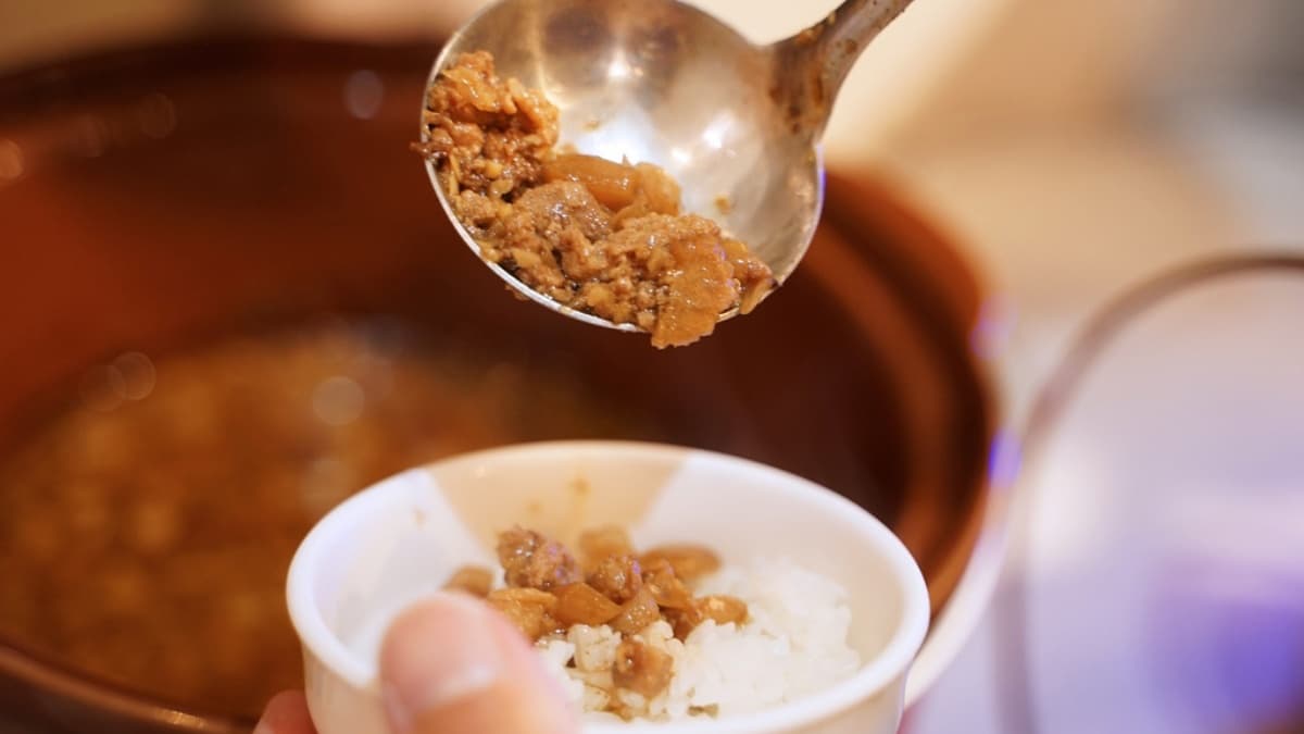 一旁還有白飯跟精燉的滷肉，香噴噴的滷肉飯鹹甜鹹甜十分唰嘴。（圖片來源：老錢的老巢）
