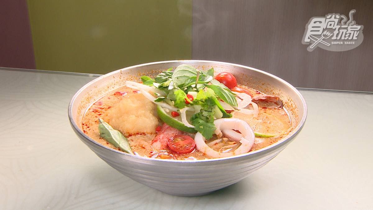 「椰汁酸辣什錦河粉」湯頭酸辣濃郁，加入椰汁、香茅讓整體變得更清爽。