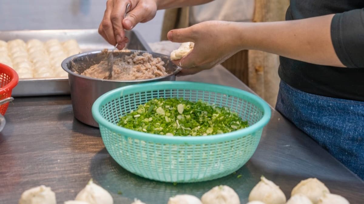 招牌蔥酥餅採每日新鮮製作，餅皮非常酥鬆，包餡也是相當大方。（圖片來源：算命的說我很愛吃）