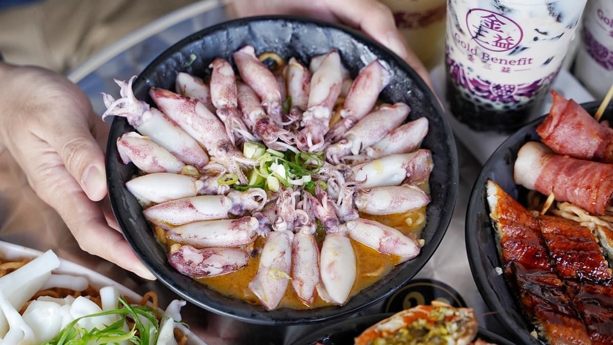 「小卷鍋燒意麵」小卷個頭雖不大但是分量十足。（圖片來源：阿華田的美食日記）
