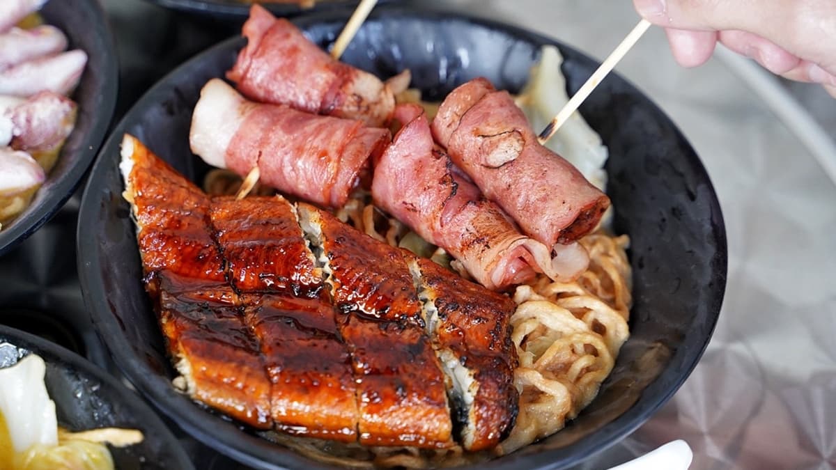 「黃金蒲燒鰻拌麵」充滿醬香的鰻魚，入口即化且帶點膠質感。（圖片來源：阿華田的美食日記）