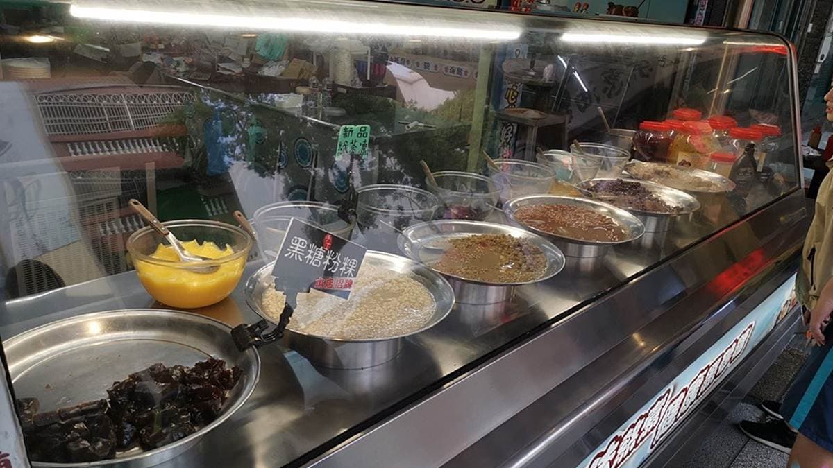 店家自己熬煮紅豆和綠豆等，還有招牌的黑糖粉粿都很好吃。（圖片來源：商妮吃喝遊樂）