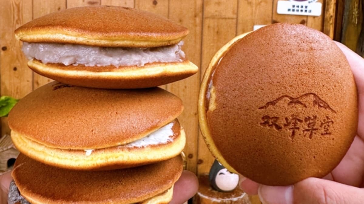 「雙峰草堂」販售多種口味的銅鑼燒，都是現點現做。
