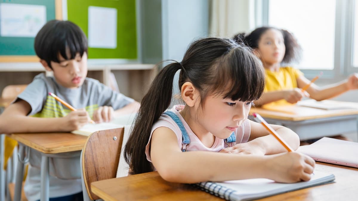 校園口罩解禁今上路！各級學校、幼兒園、補習班鬆綁，注意４場所仍需佩戴