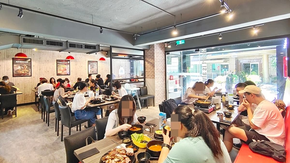 用餐環境相當明亮，座位也很寬敞舒適。（圖片來源：PEKO の Simple Life）