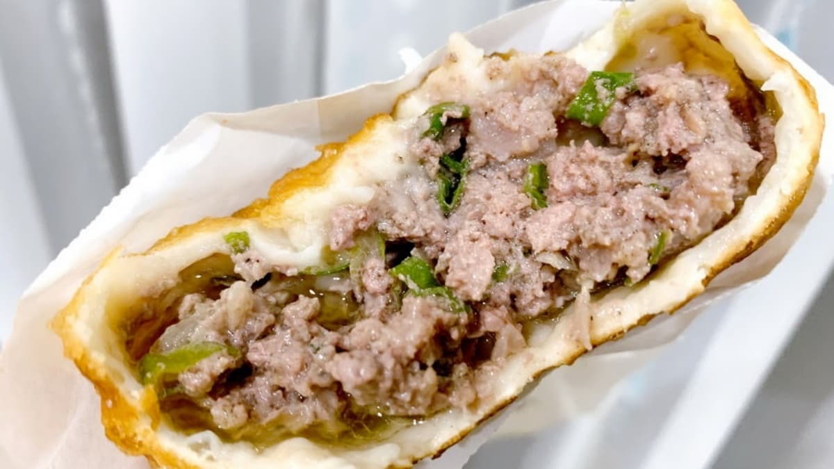 牛肉餡餅湯汁真的很誇張爆炸多！根本牛肉湯包的概念，餡料也塞超多。（圖片來源：猴屁的異想世界）