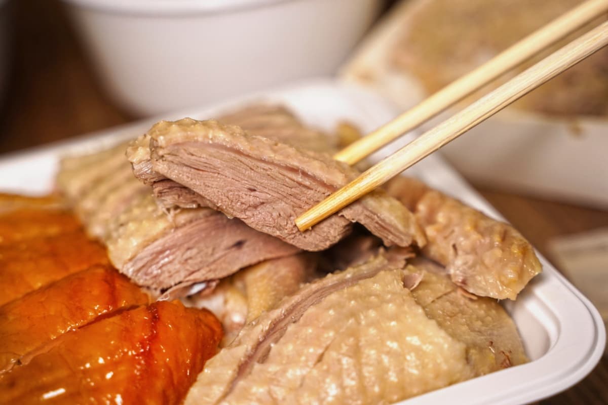 中午前就完售！桃園市場「4.9星甘蔗雞」鮮嫩油亮超欠吃，獨門祕方紅到上電視