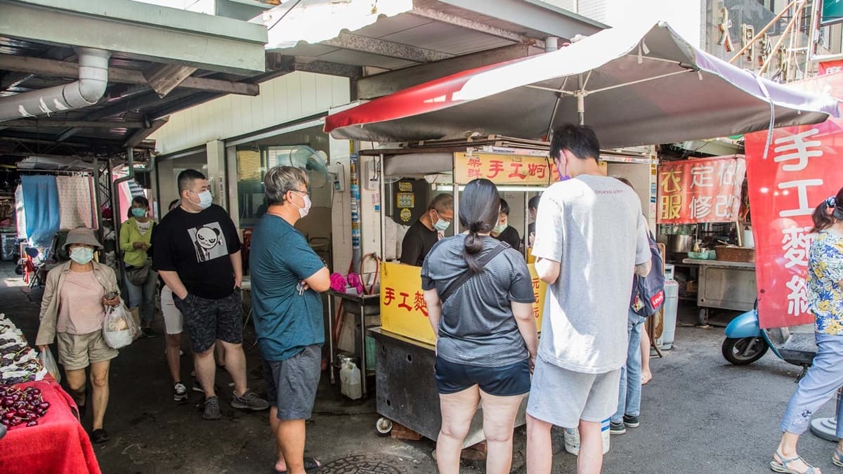 「樂群手工麵線」就在第五市場內，雖然是小攤但光是排隊的人潮就很好認。（圖片來源：大手牽小手。玩樂趣）