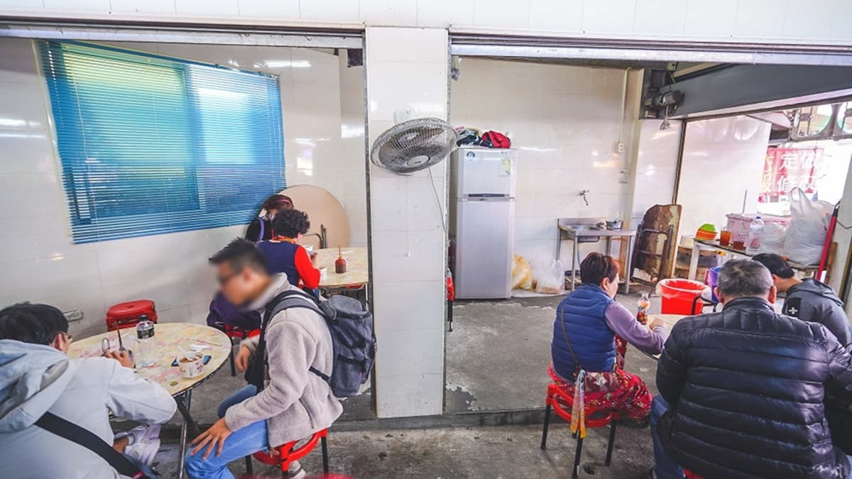 店內用餐區不大，還滿容易跟別人併桌。（圖片來源：剎有其食）