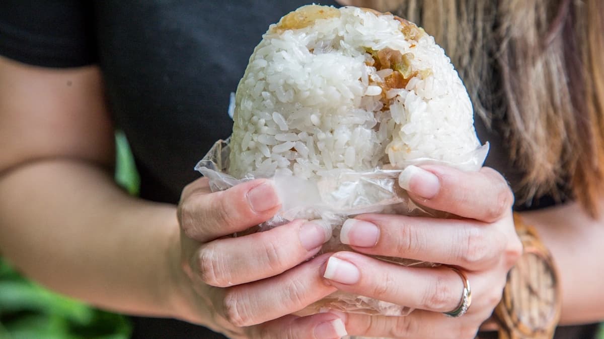 飯糰超大一顆，拿在手上就可以感受到那沉重的分量感。（圖片來源：大手牽小手玩樂趣）