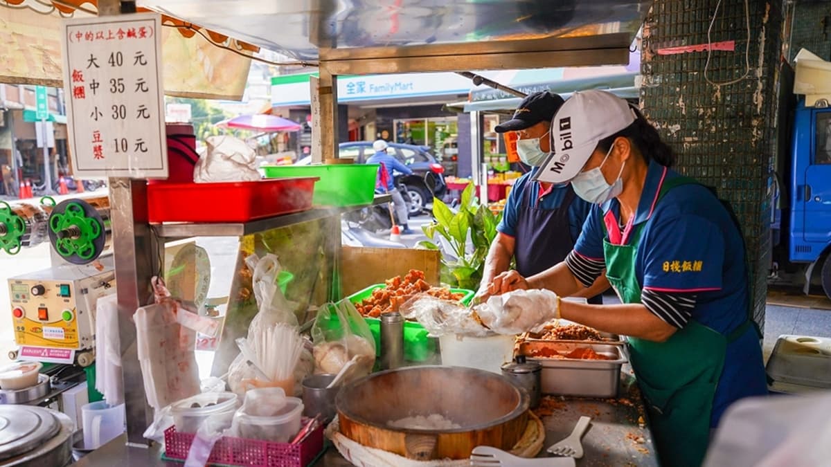跟一般飯糰很不一樣，店家的飯糰主打鹹蛋口味。（圖片來源：剎有其食）