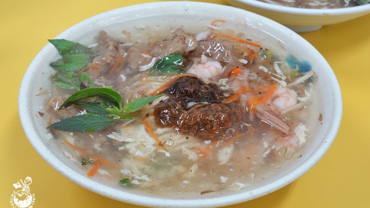 想要肉羹、魷魚和蝦仁１碗滿足的朋友，推薦點「綜合肉羹麵」。（圖片來源：金大佛的奪門而出家日誌）