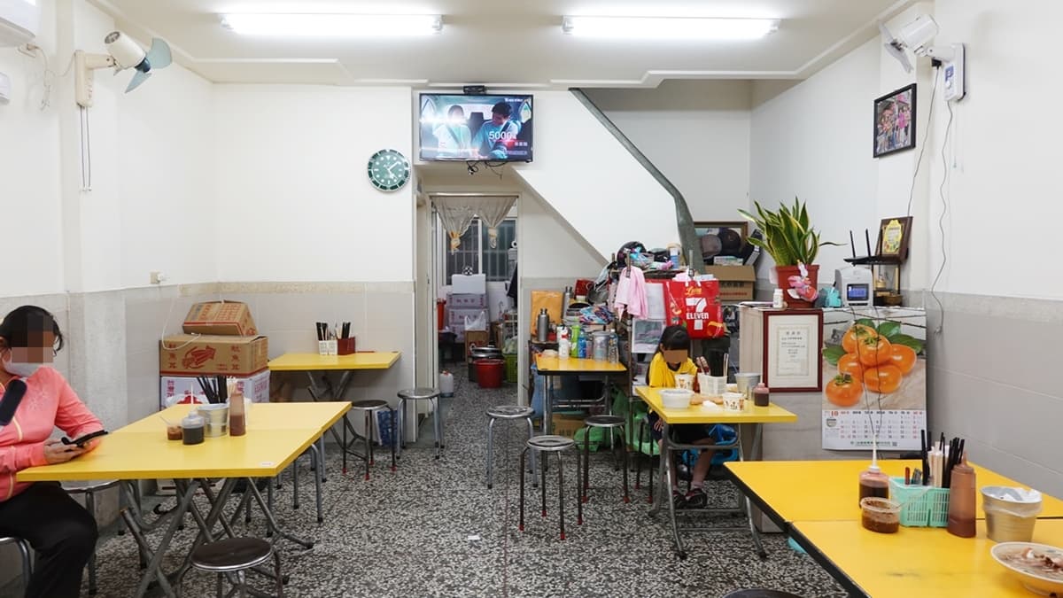 店內用餐環境還挺乾淨的，桌數不多，但翻桌率還算是快。（圖片來源：金大佛的奪門而出家日誌）