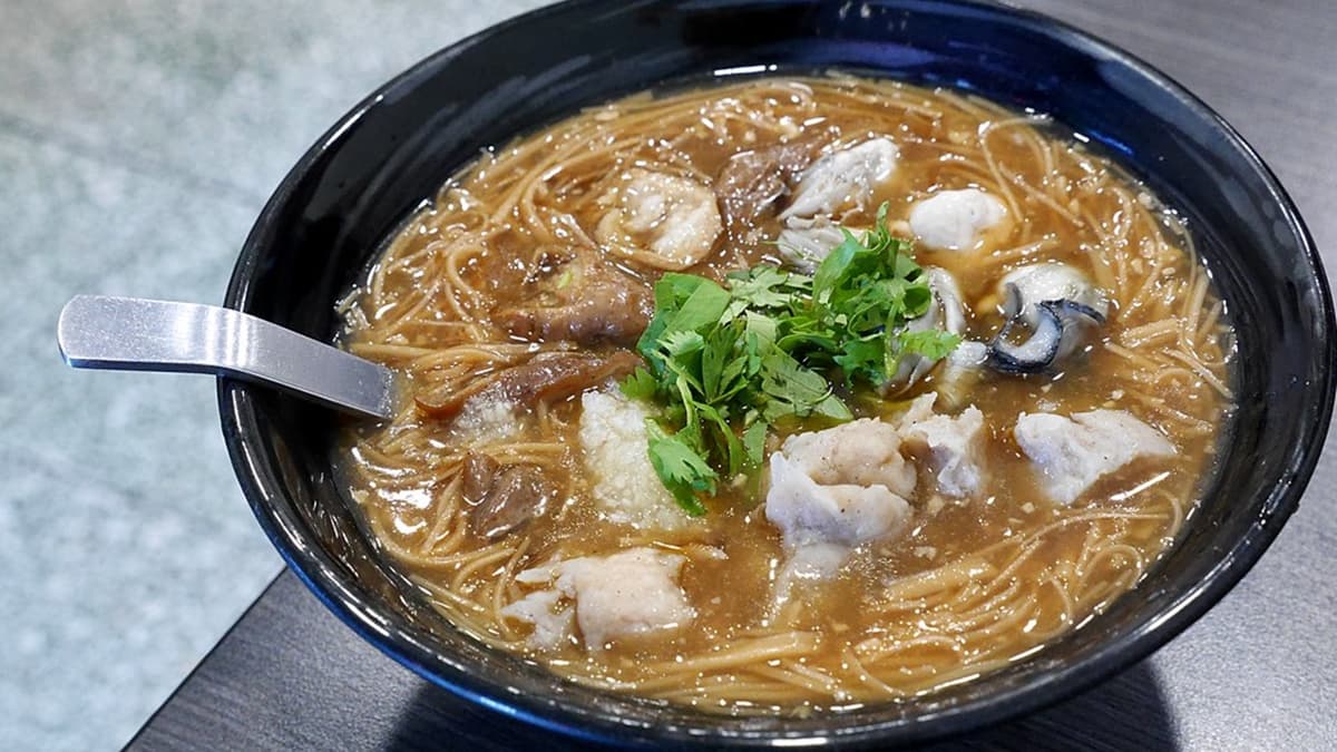 經典的「綜合麵線」裡有大腸、肉羹、蚵仔等配料。（圖片來源：MARUKO與美食有個約會）