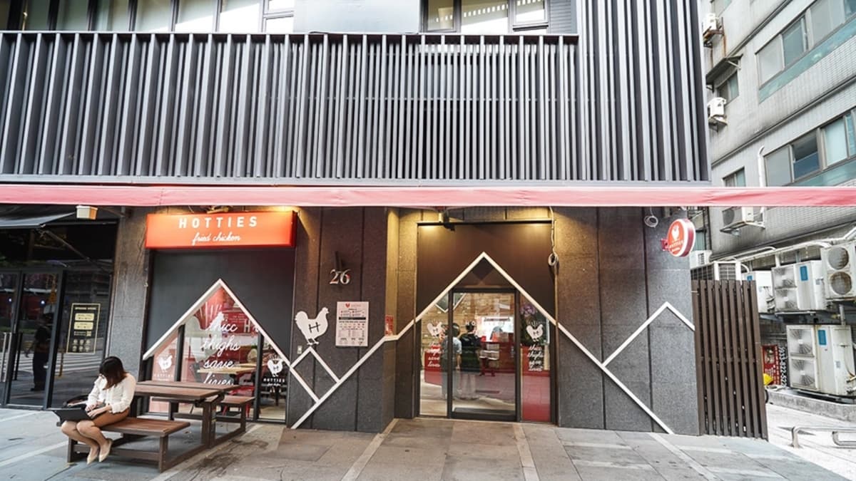 店家是美國南加州炸雞品牌，以美式辣炸雞為主打。（圖片來源：跳躍的宅男）