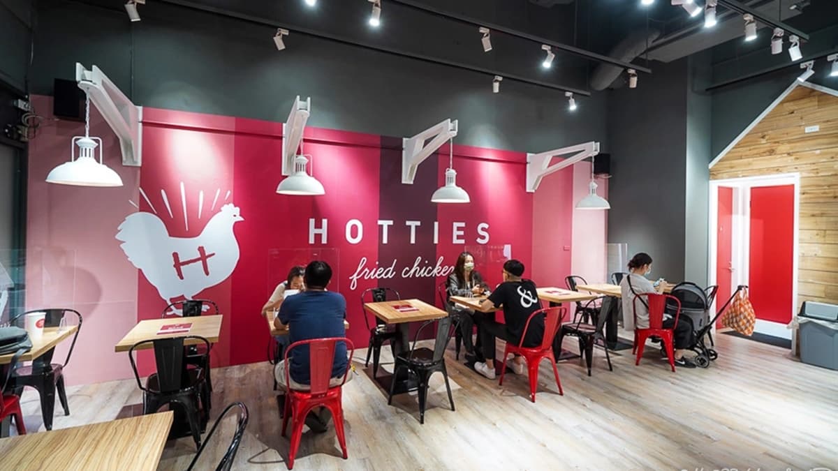 店內將主視覺的Logo印在牆上，簡單又清楚。（圖片來源：跳躍的宅男）