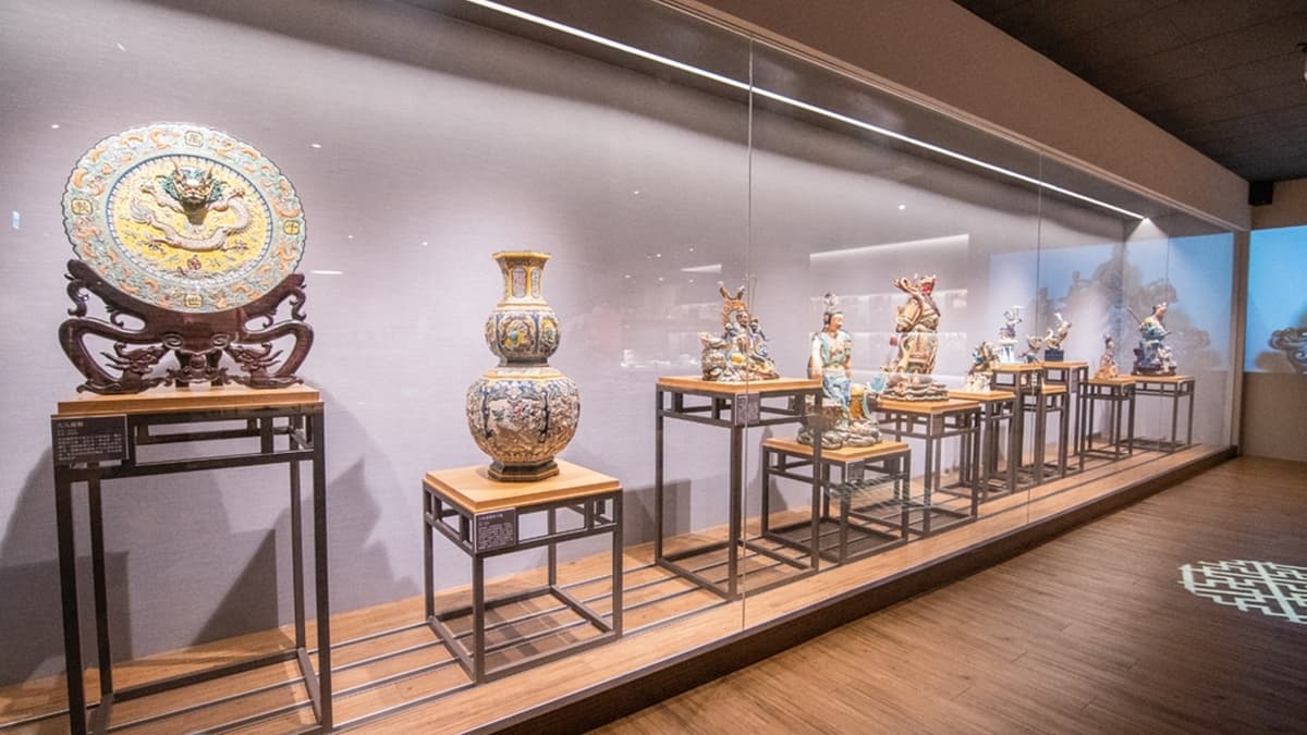 ３樓則是交趾陶文化的展示，這裡展出的作品相當豐富。（圖片來源：那倆人✈玩樂人生）