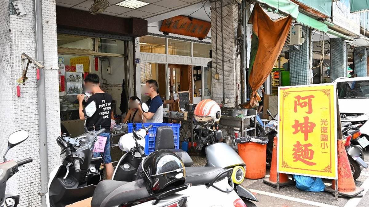 「阿坤麵」位在台中中區平等街上，無論平、假日都是人潮滿滿。（圖片來源：糖糖‘s享食生活）