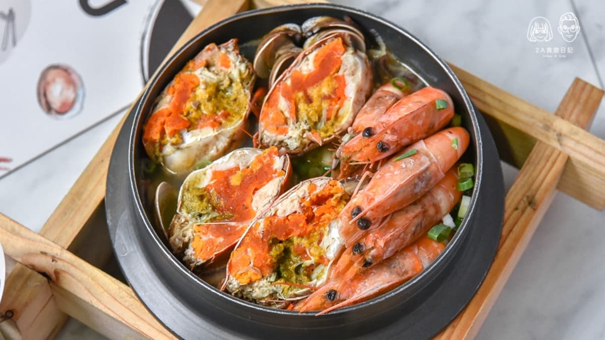 「原味爆蛋紅蟳鍋燒意麵」有蛤蜊、鮮蝦、紅蟳３種海鮮。（圖片來源：2A食旅日記）
