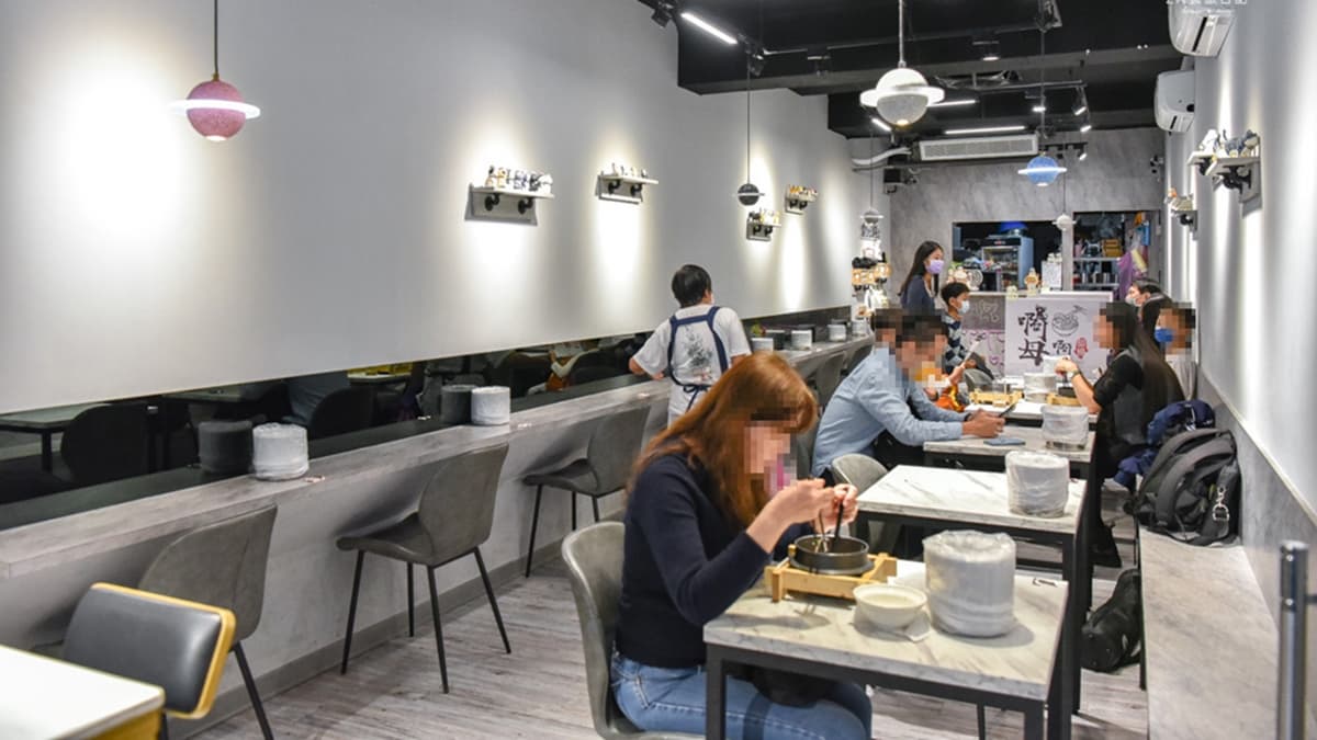 店內空間明亮乾淨，座位以２～４人為主，很適合情侶及小家庭用餐。（圖片來源：2A食旅日記）