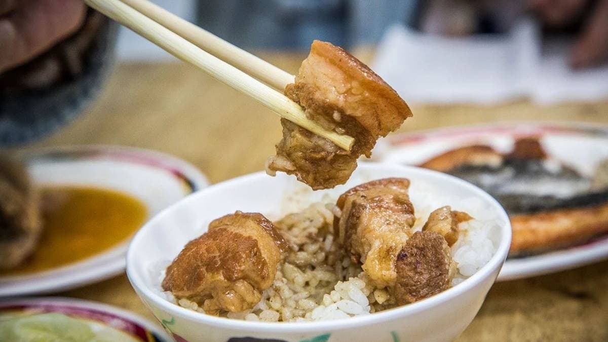 五花肉滷得很透亮，肥瘦肉均勻超入味，入口有甜甜的濃郁醬香。（圖片來源：大手牽小手玩樂趣）