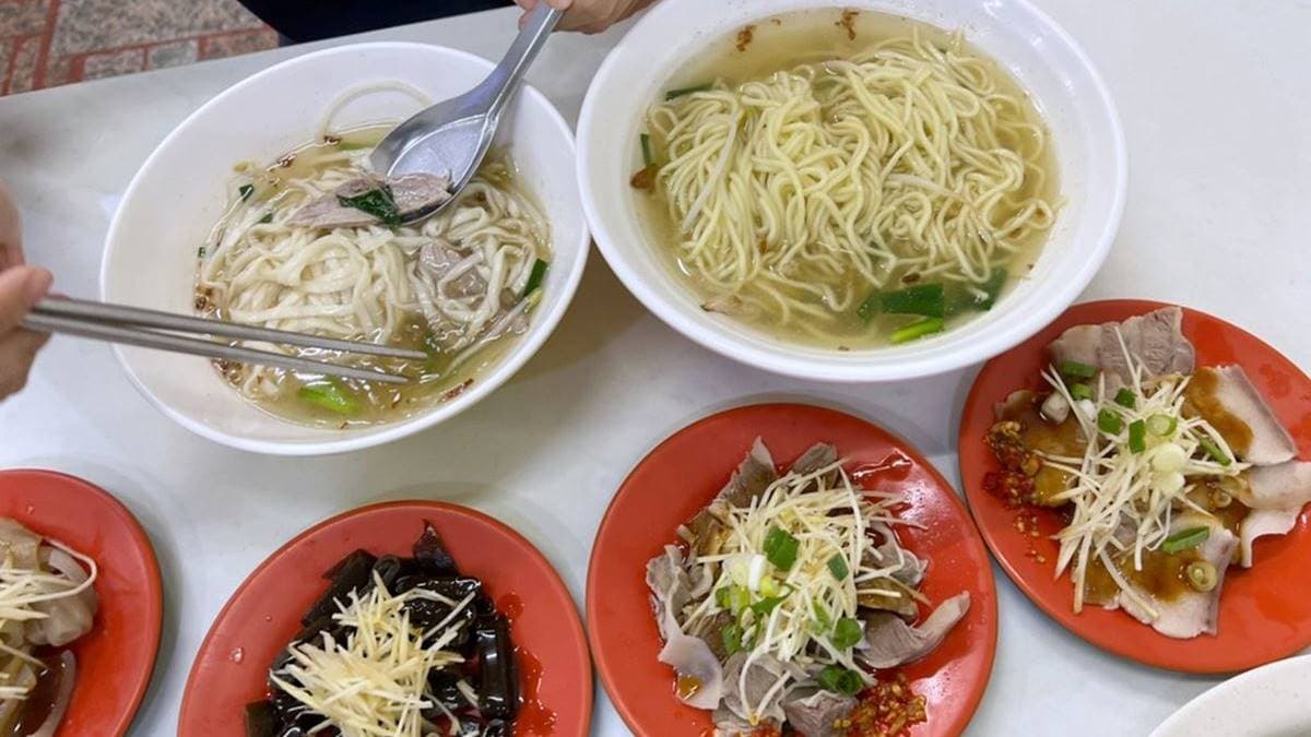 古早味的陽春麵有白麵條和黃麵條可選。（圖片來源：陳小可的吃喝玩樂）