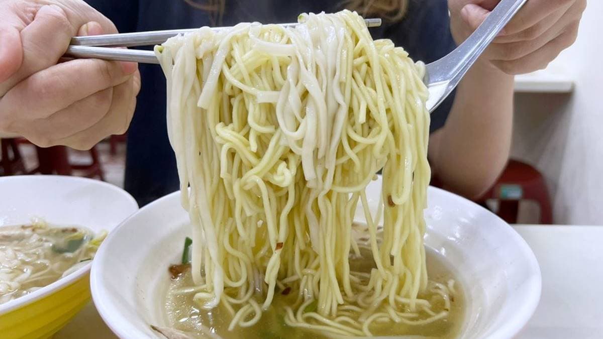 小碗陽春麵，麵量真是給得誇張多！（圖片來源：陳小可的吃喝玩樂）