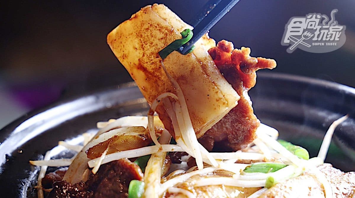 煲仔炒腸粉熱鍋上桌後慢慢煸出米皮與牛肉香氣。