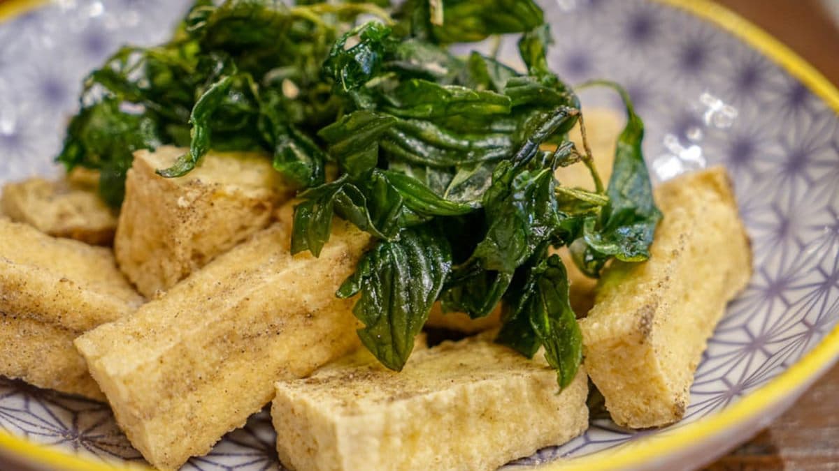 必嘗招牌椒鹽臭豆腐，外酥內軟嫩，只撒上椒鹽就相當好吃。（圖片來源：螞蟻幫的櫥櫃）